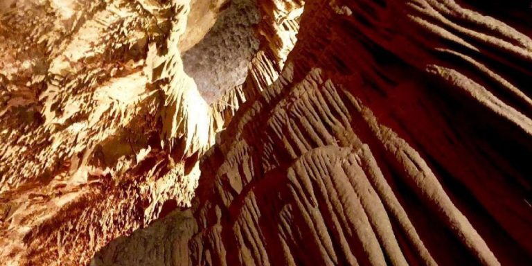 Grand-Caverns-giant-stalagtites