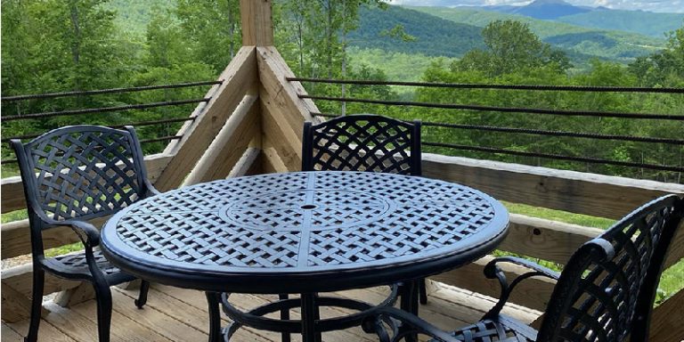 Lydia-Mountain-Lodge-&-Cabins-table-view